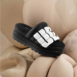 Ugg Maxi Slide Logo, NWT.